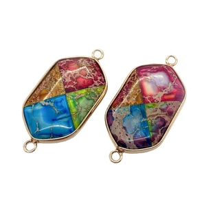 Pendentif en pierre impériale hexagonale avec bordure en métal doré et deux anneaux