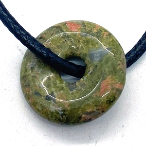 Pendentif donut en pierre naturelle unakite avec texture verte et rose sur cordon