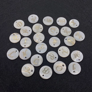 Vue détaillée de breloques en nacre de 15 mm avec lettres dorées pour bijoux DIY