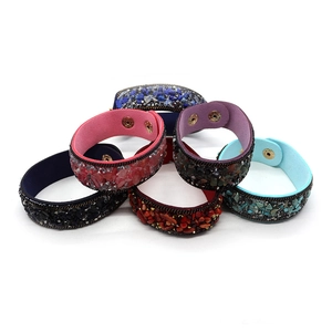 Bracciali in pelle fatti a mano con pietre naturali colorate e catenella in sei varianti