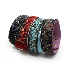 Boho-armbanden met meerdere lagen van natuursteen en metalen studs in vier kleuren
