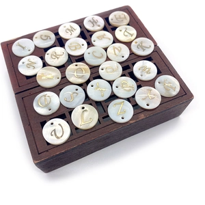 Pendentifs en Coquillage Naturel d'Eau Douce Perles Rondes Plates Lettres de l'Alphabet Dorées pour la Fabrication de Bijoux DIY Colliers Bracelets Accessoires