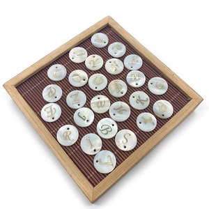 Pendentifs ronds en nacre naturelle avec lettres A-Z gravées en couleur dorée