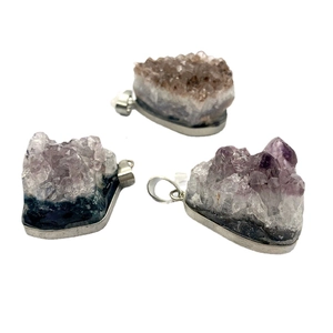 Tre ciondoli di ametista naturale viola con bordo metallico in argento massiccio