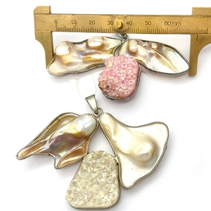 Detail eines 60mm unregelmäßigen Barockperlen-Anhängers mit rosa Druzy-Stein und Goldclip
