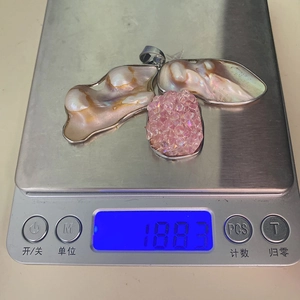 Anhänger aus Barockperle und rosa Kristall mit einem Gewicht von 18,83 g auf einer Waage