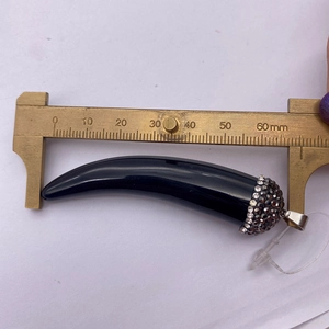 Makro-Detail des 60 mm schwarzen Harz-Anhängers mit Strass-Kappe, gemessen mit Messschieber