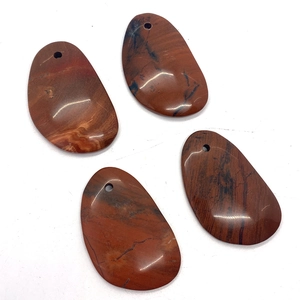 Pendenti in agata rosso scuro irregolari per la creazione di gioielli set da quattro