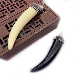 Harz Synthetischer Knochen Horn Anhänger Mit Strass Legierung Verschluss Böhmische Pfeffer Form Anhänger Für DIY Schmuck