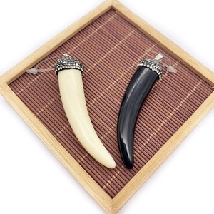 Schwarze und weiße Chili-Anhänger aus Harz mit Strasssteinen für DIY-Schmuck