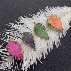 Pendentifs en cristal druzy en forme de flèche avec bords plaqués or et argent en couleurs variées
