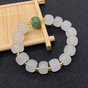 Bracciale di giada bianca naturale e avventurina verde con perline d'oro eleganti