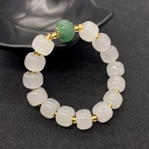 Bracciale di perle di giada bianca naturale con pietra verde e dettagli dorati
