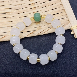 Bracciale retrò con pietre bianche a cilindro, perla di avventurina verde e distanziatori