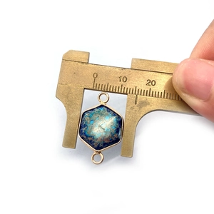 Vue macro d'un connecteur hexagonal en pierre bleue de 14mm avec bordure dorée et deux anneaux