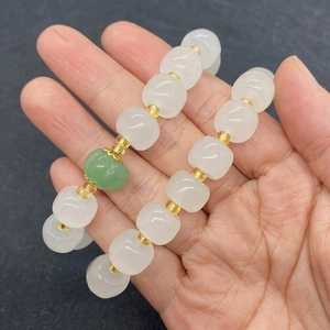 Bracciale in giada bianca naturale e perle di avventurina verde con distanziatori dorati