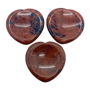 Trois pierres d'obsidienne acajou en forme de cœur avec surface concave polie