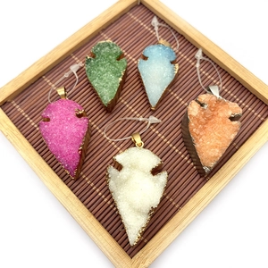 Pendentifs en cristal en forme de flèche avec bords galvanisés en cinq couleurs