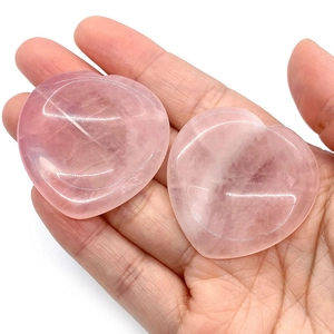 Par de piedras de masaje de cuarzo rosa en forma de corazón con textura natural