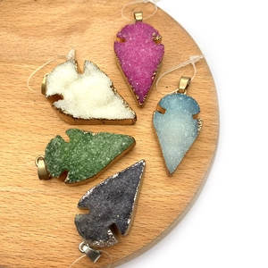 Pendentifs en forme de pointe de flèche en druzy naturel avec bords plaqués or et argent