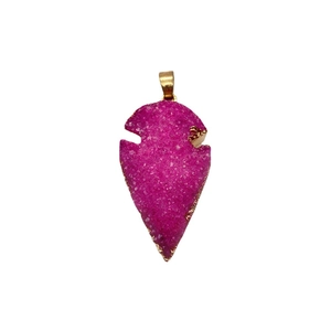 Pendentif flèche en quartz druzy naturel rose vif avec bordure et bélière plaquées or
