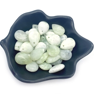 Natürliche burmesische Jade-Wassertropfenperlen für DIY-Schmuck in Keramikschale