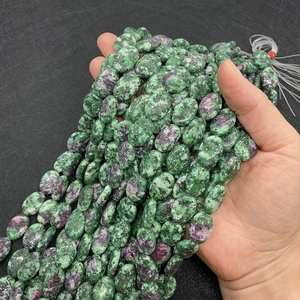 Dettaglio macro di perle ovali in rubino zoisite naturale per la creazione di gioielli