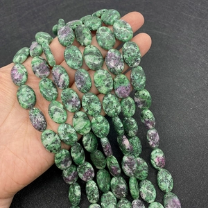 Dettaglio di perle ovali in Rubino Zoisite 13x18mm con trame naturali verde e rosso
