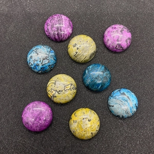 Détails macro des cabochons d'agate folle polis de 19mm avec motifs marbrés naturels