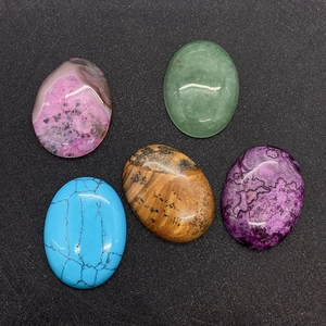 Collezione di pietre naturali ovali lucide con quarzo rosa e avventurina verde