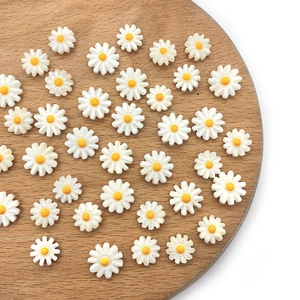 Perline a margherita in conchiglia naturale con centro giallo per creazione gioielli DIY