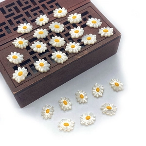 Perline Naturali di Guscio di Mare Ovale Margherita Smalto Bianco Floreale Giallo Centro Perline Sciolte per DIY Gioielli