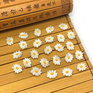 Perline a forma di margherita in conchiglia 10x12mm con petali bianchi e centro giallo