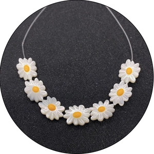 Perline a margherita in conchiglia naturale 10x12mm con centro giallo per gioielli