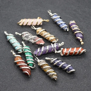 Pendentifs colonne hexagonale en cristal avec fil métallique artisanal en pierres naturelles