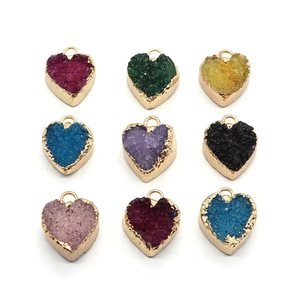 Set di 9 ciondoli a cuore in cristallo druzy naturale con bordi dorati per gioielli fai-da-te