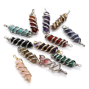 Pendentifs prismatiques en pierres naturelles avec fil de fer et cristaux colorés
