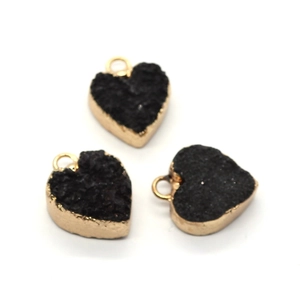 Tre ciondoli a cuore in druzy nera con bordi placcati oro e anelli metallici