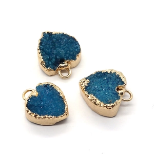 Ciondoli a cuore in druzy blu con bordi placcati oro e anelli per gioielli fai-da-te