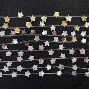 Makro-Detail von 8mm sternförmigen Muschelperlen mit Perlmuttglanz für DIY-Schmuckherstellung