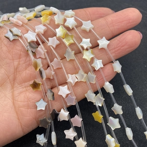 Nahaufnahme natürlicher Muschelperlen in Sternform für DIY-Schmuck und Armbänder