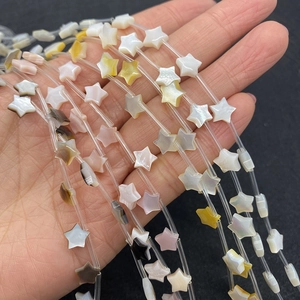 Makroansicht von 8mm sternförmigen Naturmuschelperlen in verschiedenen Farben für DIY
