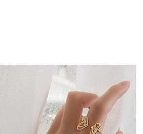 Nahaufnahme eines goldenen verstellbaren Rings mit filigranen hohlen Schmetterlingsflügeln