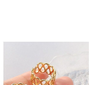 Detailed macro shot of an 18K gold-plated teardrop镂空 design ring for women