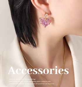Detailansicht von Model mit rosa Herz-Zirkon-Ohrringen und goldenem Halsketten-Set