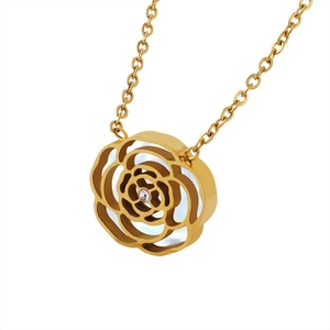 Collana con ciondolo a camelia dorata con zircone bianco e design con petali traforati