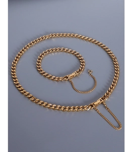 Detalle de un juego de cadenas de eslabones cubanos dorados con cierre deslizante seguro