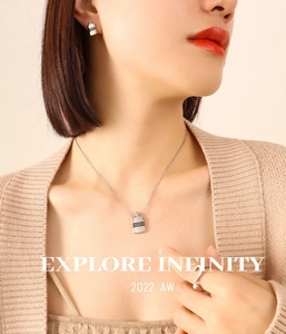 Détail du collier avec pendentif bouilloire rayé argenté et boucles d'oreilles