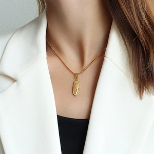 Ovale goldene Halskette mit Vintage-Porträt-Relief und feiner Gliederkette für Damen