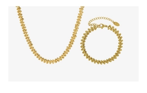 Detailweergave van de gouden K18 ketting en armband set met V-vormige schakels